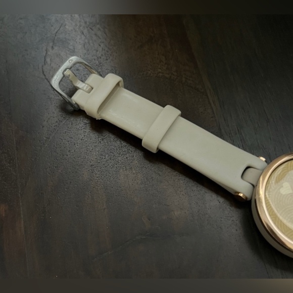 GARMIN LILY SPORT GPS Smartwatch Rose Gold - Picture 7 of 12